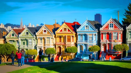 Illustration de la façade colorée des Painted Ladies de San Francisco, symboles historiques et culturels de la ville.