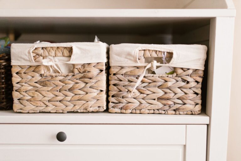 Des rangements astucieux et décoratifs pour un intérieur organisé