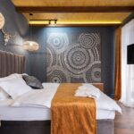 Tête de lit texturée, plafond peint ou arches, sept pistes venues des hôtels