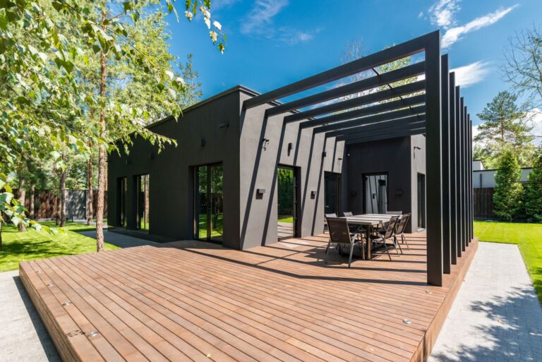 Cette terrasse flottante coûte huit fois moins cher qu’un chantier confié à un professionnel